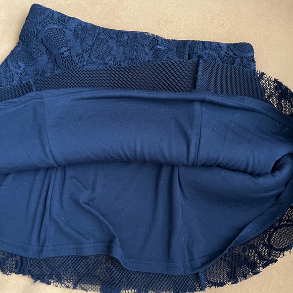 Forever 21 black lace mini skirt - Picture 3 of 4